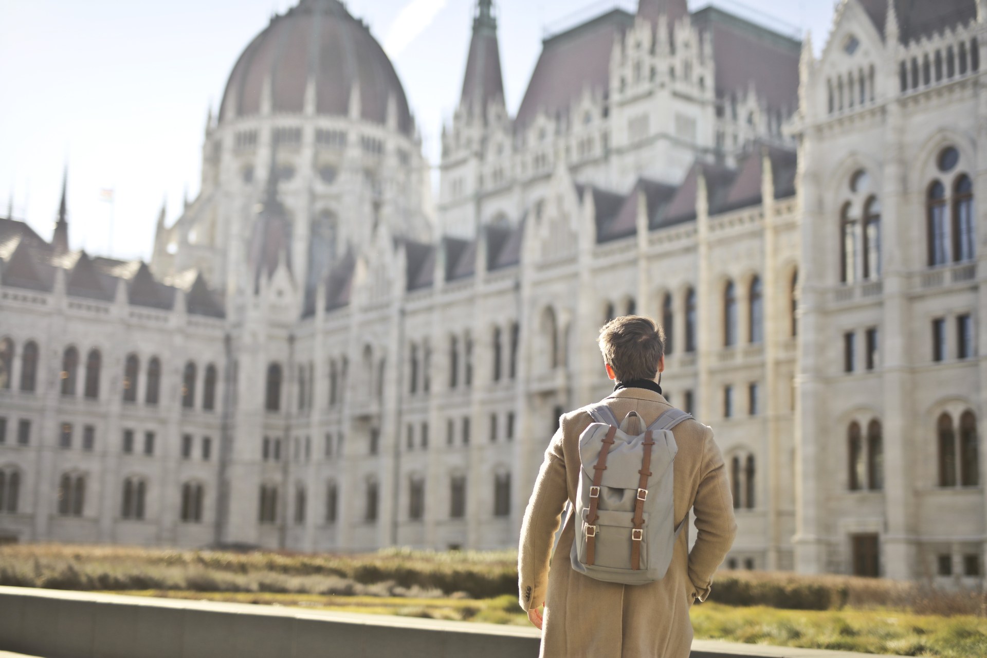 Budapeşte’de Macaristan Parlamento Binası’nın önünde sırt çantalı genç bir adam